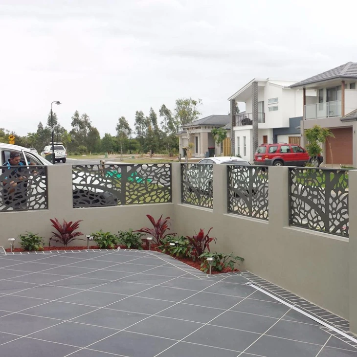outdoor screen (423)